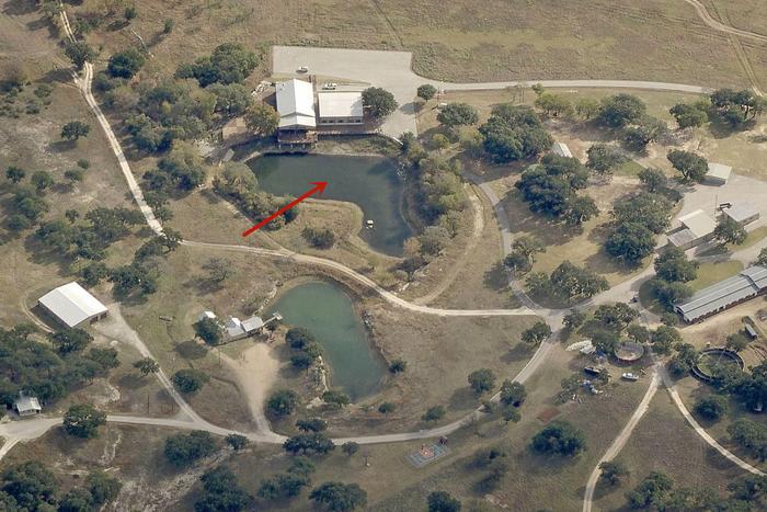 赵安吉开车坠入的池塘位于其个人牧场内，图自《华尔街日报》
